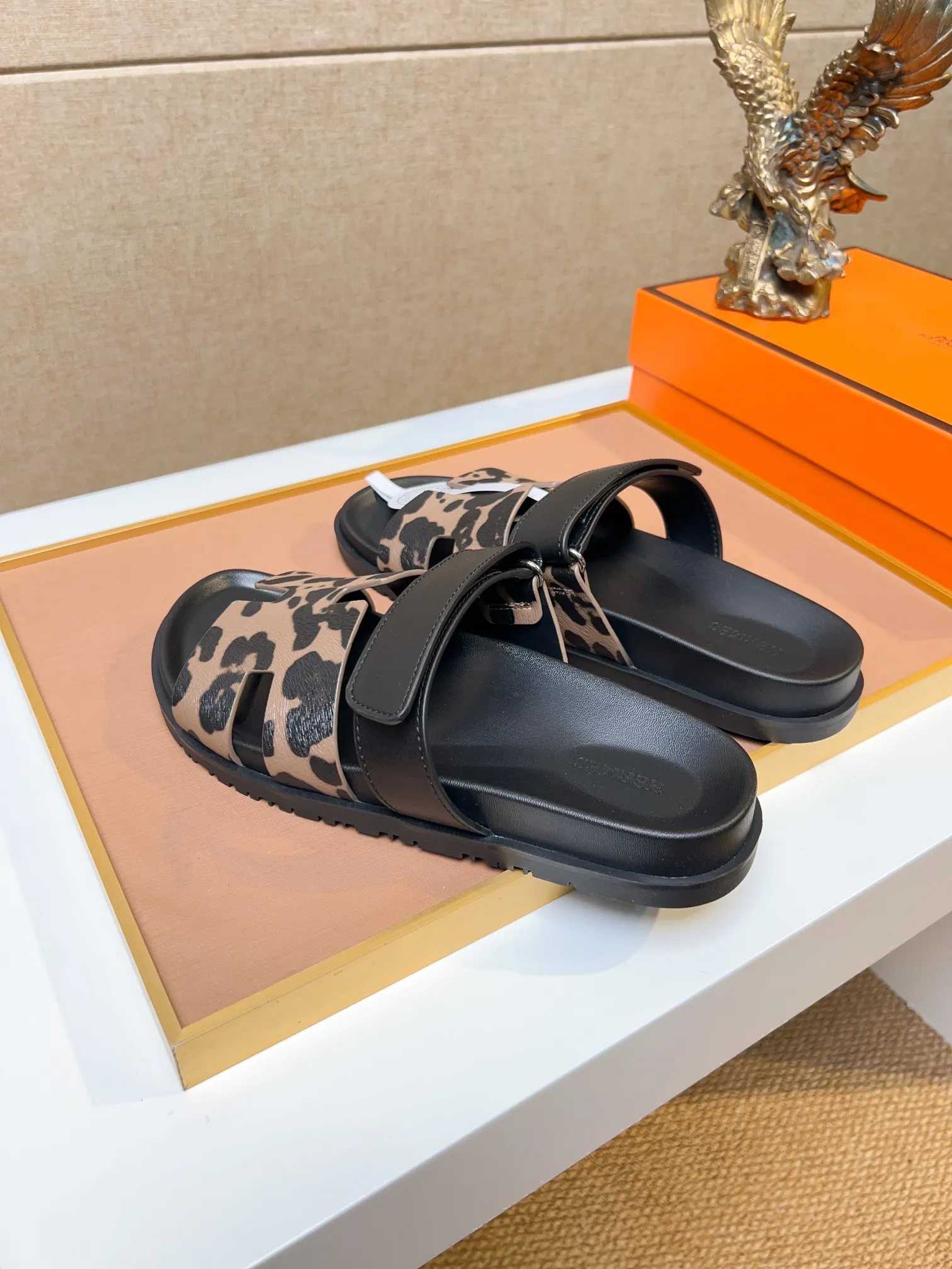 Men's clothing and shoes 💰340 💅💅💅 new arrival. Hermes Hermes official website latest counter synchronized new oran color leather H slippers, the original Paris version flew back to the original model and opened the mold to make it perfectly🍌The highest quality Sincerity, you can enter and leave the counter at will [Deyi] The upper is made of original customized  colored palm prints, crocodile print, ostrich print, colored cow leather, colored cow suede, 🤔 horse hair, 🥳 colored diamonds, 🥰 3D printing, and other genuine leather slippers, imported cow pattern foot pad lining, Italian  latest original genuine leather combination outsole Code number: 38-48 (customized at 46.47.48) Can be made into picture combination sole with genuine leather pattern and ordinary molded outsole